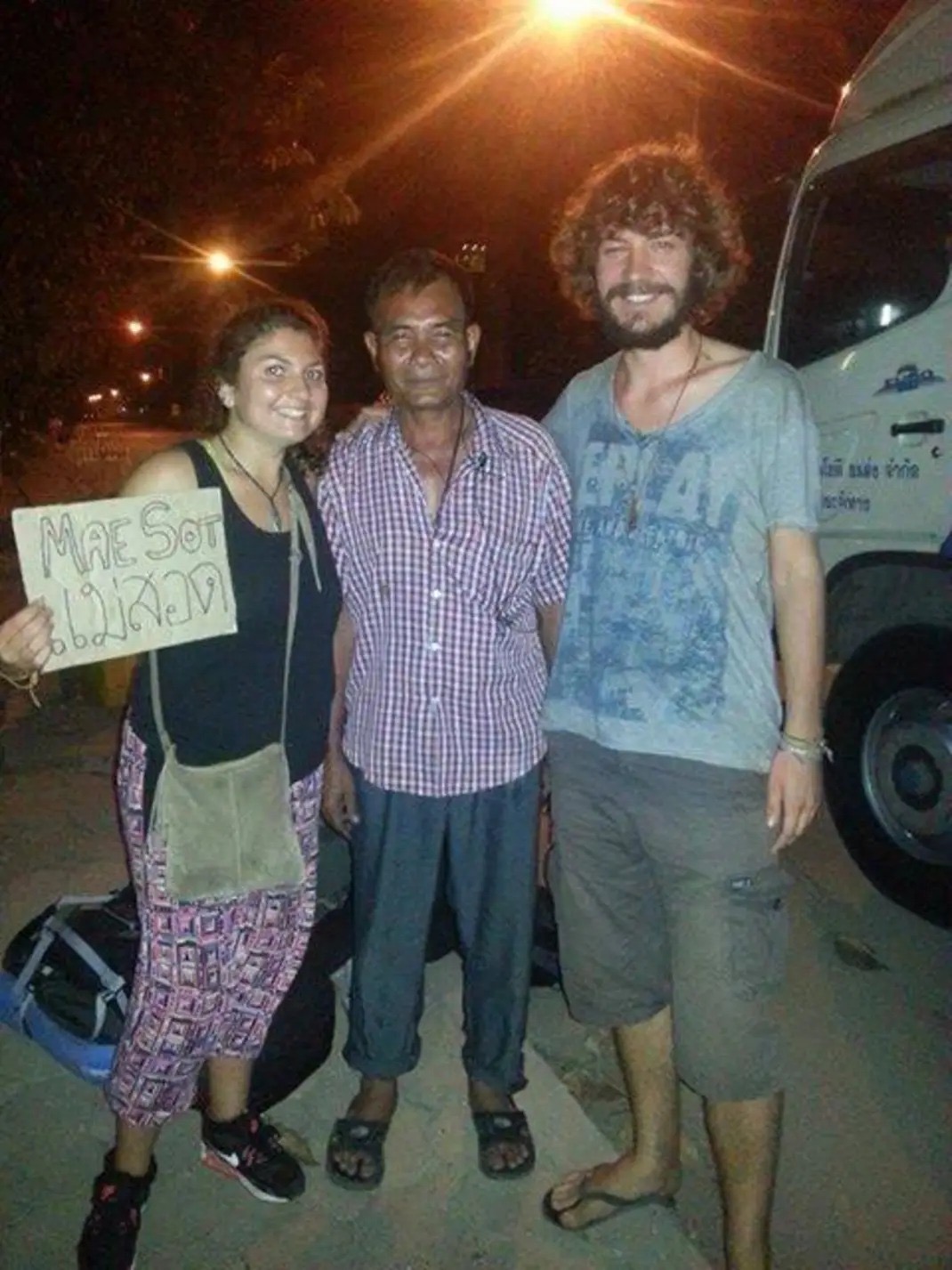 Hitchhiking at night towards Mae Sot