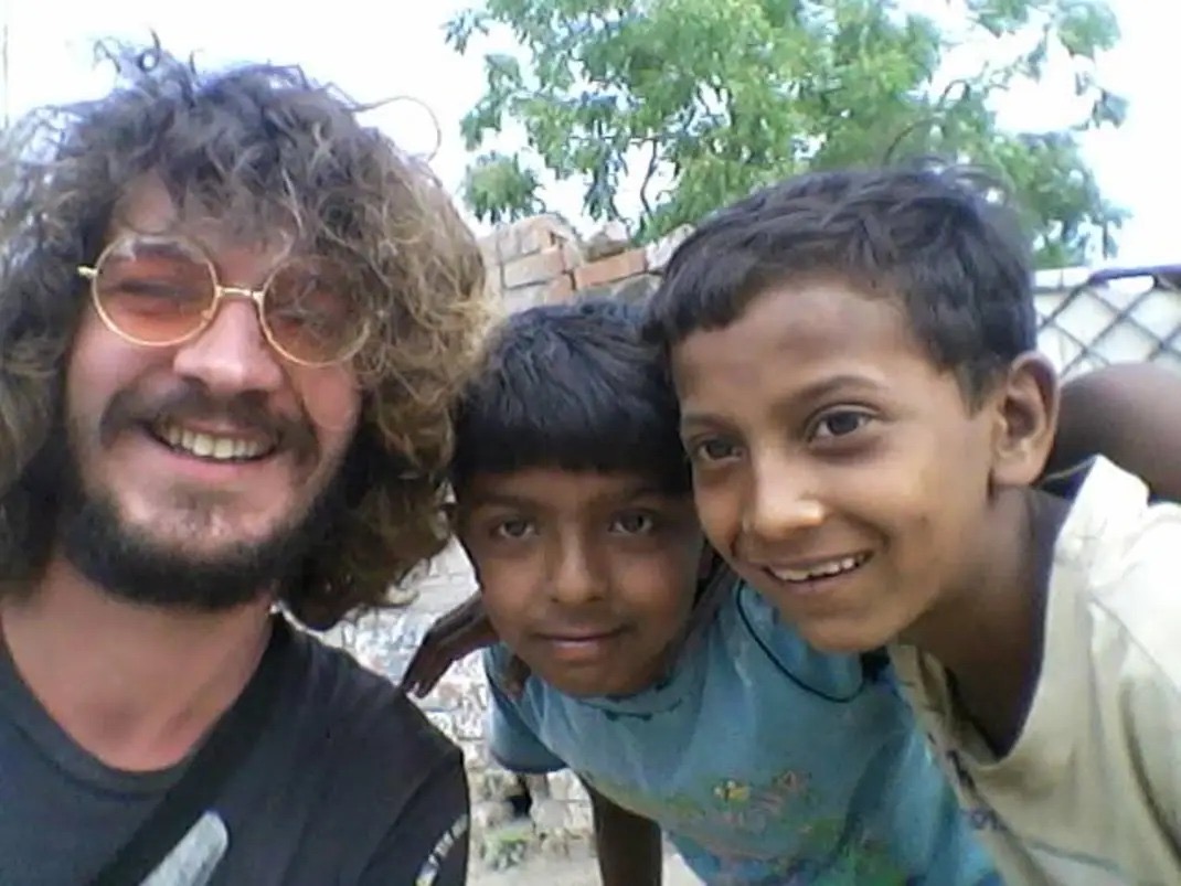 Erik-Jan with children in India